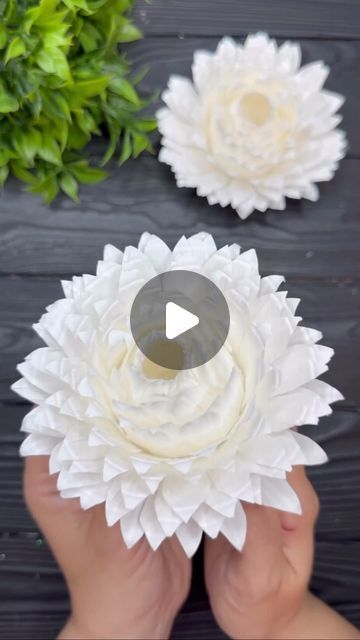 Baking Paper Craft, Diy Paper Cup Crafts, Simple Paper Flowers, Tissue Paper Flowers Easy, Coffee Filter Flowers Diy, Craft Paper Flowers, Giant Flowers Diy, Paper Cup Crafts, Cupcake Paper