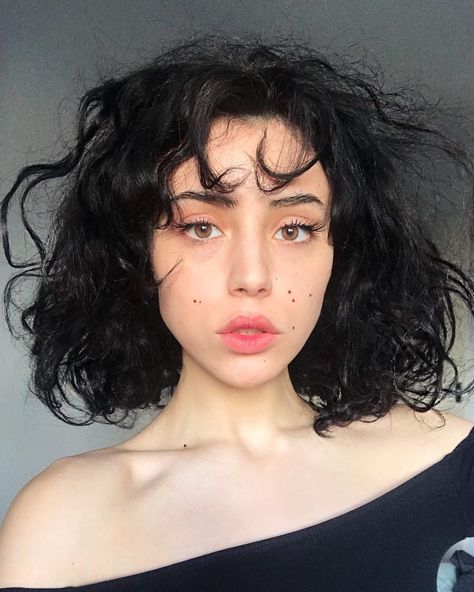 9,144 Likes, 81 Comments - Mina Bell (@minaxxbell) on Instagram: “¡ holy moly ! • 。・゜<- my moles/freckles” Pretty Moles On Face, Girl With Moles On Face, Face Moles Aesthetic, Girls Pixie Cut, Facial Mole, Moles On Face, Pin Up Makeup, Turmeric Health, Face Aesthetic