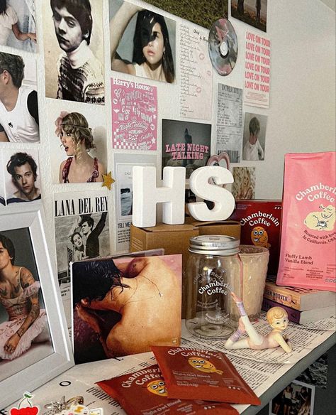 Harry Coded Bedroom, Room Inspo Harry Styles, Harry Styles Coded Room, Harry Coded Room, One Direction Room Decor Ideas, Harry Coded, Chamberlain Coffee, Harry Core, Room Goals