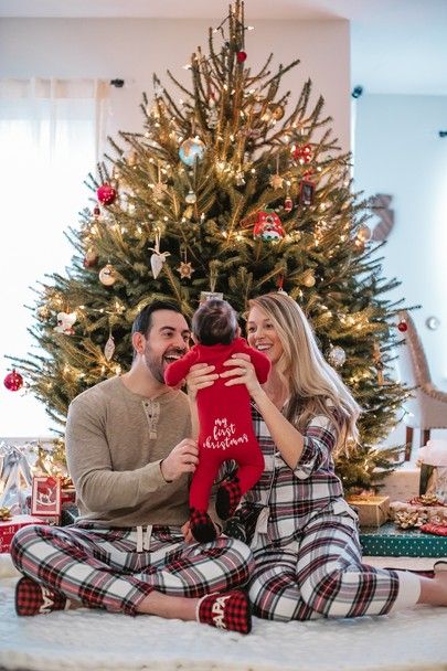 Christmas Photo At Home Ideas, Christmas Photo Shoot For Baby, Newborn Pictures With Santa, Christmas Photos With Infant, Matching Pjs Christmas Photos, Christmas Morning Pictures Families, Pijama Christmas Pictures, Christmas Card Pajama Pictures, Christmas Family Photos Pjs