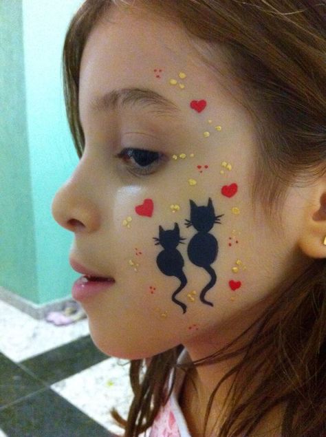 Face Painting Cat Easy, Cute Cat Face Paint, Cat Facepainting Simple, Face Painting For Beginners Tutorials, Easy Small Face Paint Ideas, Easy Face Painting Halloween, Paw Print Face Paint, Simple Kids Face Painting Ideas, Simple Cat Face Paint