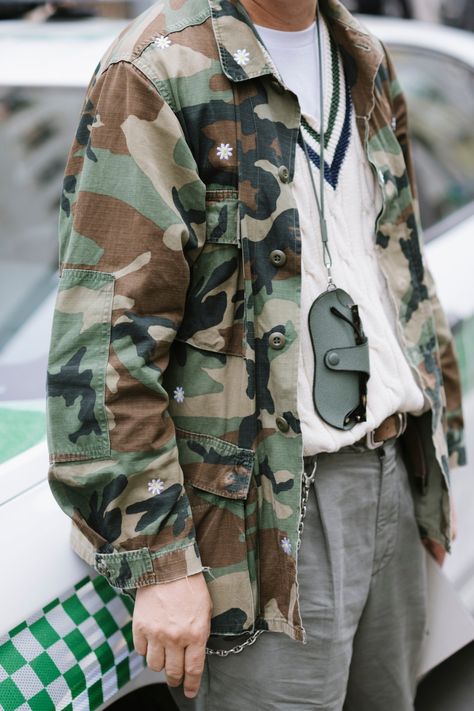 Street style at Milan Fashion Week Men’s Spring 2025 Army Green Outfit Ideas, Military Surplus Fashion, Army Look Fashion, Army Fashion Men, Army Green Outfit, Military Style Man, Japanese Americana, Milan Fashion Week Men, Mens Fashion Week Street Style