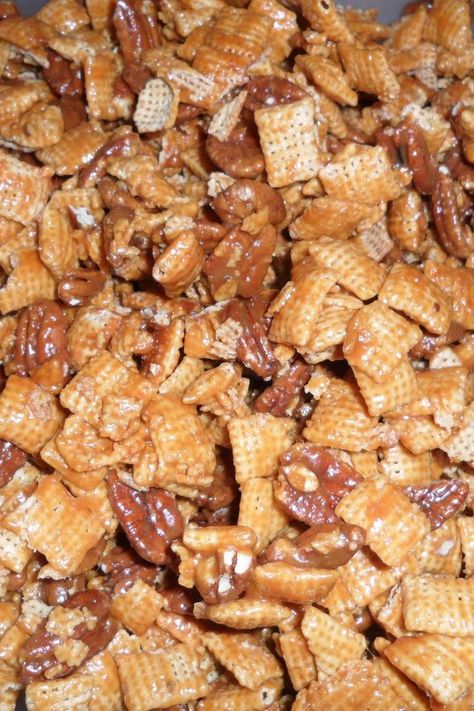 Carmel Pecan Chex Mix Recipes, Easy Carmel Chex Mix Recipes, Caramel Chex Mix Recipes Oven, Toffee Chex Mix Recipes, Caramel Chex Mix Recipes, Carmel Chex Mix Recipe, Rice Chex Recipes, Chex Cookies, Caramel Chex Mix