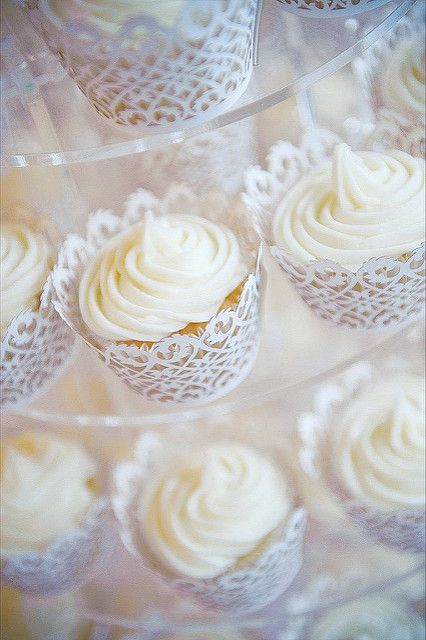 Boda Ideas, Reception Food, Sweet Party, Naked Cakes, Wedding Cake Table, Wedding Dessert, Wedding Cakes With Cupcakes, White Wedding Cakes, Cupcake Wrappers