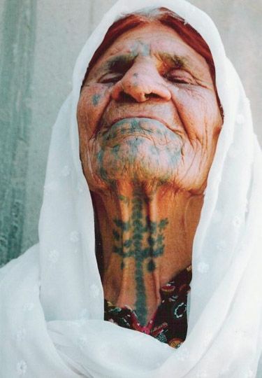 4 motivos que mostram como as mulheres berberes estão à frente do seu tempo Aged Tattoo, Berber Tattoo, Old Skin, Maori Tattoos, Man Tattoo, Facial Tattoos, Tattoo For Son, Bear Tattoo, Maori Tattoo