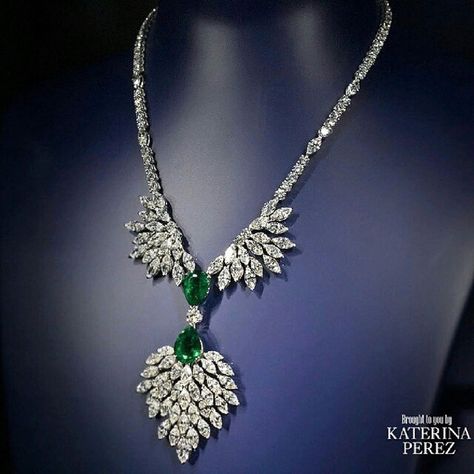 Podcast by Jeanita 🥕💎 on Instagram: “repost from @katerina_perez One of my favourite #Piaget #necklaces viewed at the #Biennale2014 . #Emerald and #diamond splendour!…” Emerald And Diamond Necklace, Bridal Jewellery Inspiration, Diamond Jewelry Necklace, Necklace Design, Emerald Jewelry, Sapphire Necklace, Precious Jewelry, Diamond Pendant Necklace, Gorgeous Necklaces