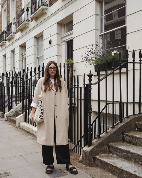 oversized see-through sunglasses, a linen coat and platform sandals it is Dr Martens Voss Outfit, Voss Sandals Outfit, Dr Martens Voss Sandals, Voss Sandals, Dr Martens Voss, Winter Apparel, Linen Coat, London Outfit, Lady Style