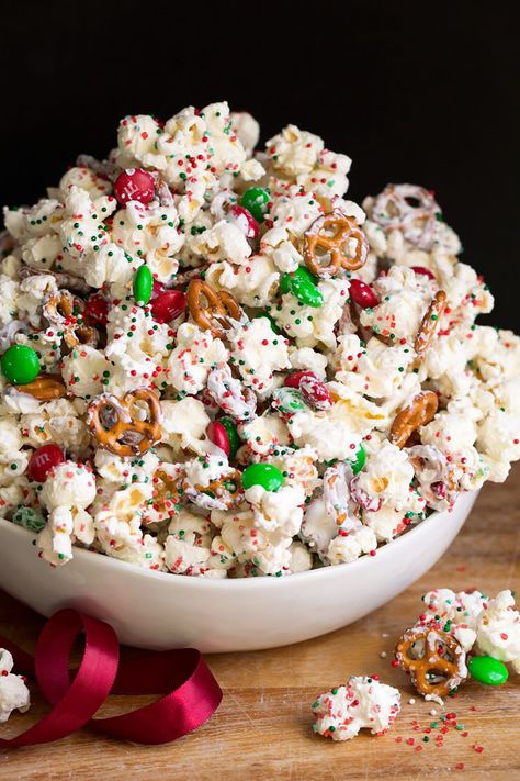 White Chocolate Popcorn Recipe, Popcorn Recipes Chocolate, Christmas Crunch, White Chocolate Popcorn, Christmas Popcorn, Wilton Candy Melts, Crunch Recipe, Christmas Food Treats, Easy Christmas Treats