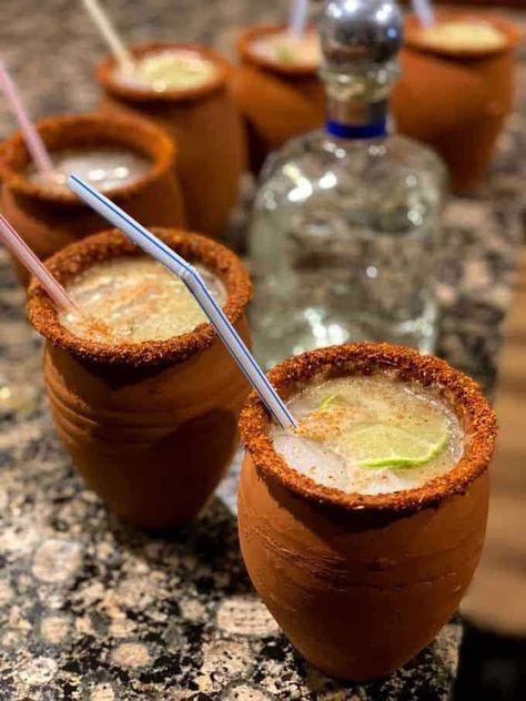 Michelada Aesthetic, Mexican Restaurant Aesthetic, Mexican Clay Pots, Mexican Restaurant Design, Dream Restaurant, Mexican Margarita, Mexican Cocktails, Mexican Drinks, Lime Margarita