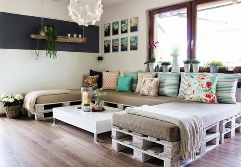 big U-shaped living room couch made from wood pallets U Shaped Living Room, Pallet Lounge, Diy Pallet Sofa, Furnitur Ruang Keluarga, Ara Ara, Pallet Couch, Pallet Sofa, Hall Decor, Diy Sofa