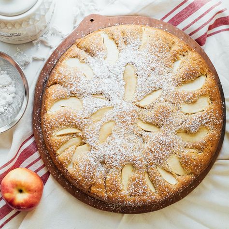 Try this recipe for an easy, moist, delicate, heart-warming traditional Italian apple cake. I promise it won't disappoint you! Apple Cake In Springform Pan, Fruit Cake Recipe, Recipe Italian, Italian Recipes Dessert, Italian Pastries, Italian Cake, Fruitcake Recipes, Apple Sauce, Apple Cake Recipes