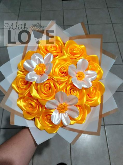 One Flower Bouquet, Fabric Roses Diy, Eternal Bouquet, Ramo Ideas, Forever Flower Bouquets, Ribbon Rose Bouquets, Roses Bouquet Gift, Ribbon Flowers Bouquet, Eternal Flowers