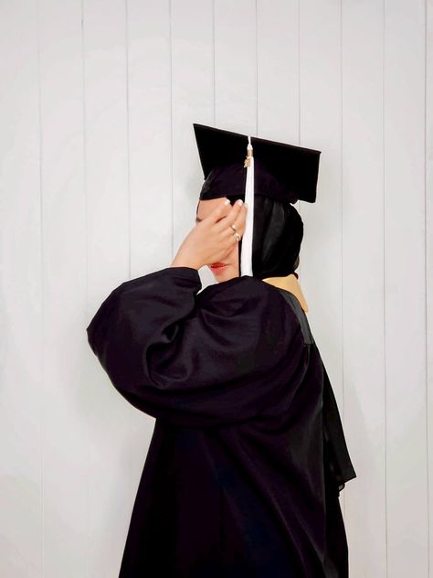 No Face Graduation Pictures, Hijabi Graduation Pictures, Pre Convo Photoshoot Idea, Graduation Pictures Hijab, Graduation Hijab, Graduation Pose, Graduation Outfit College, Graduation Pic Ideas, Graduation Party Cake