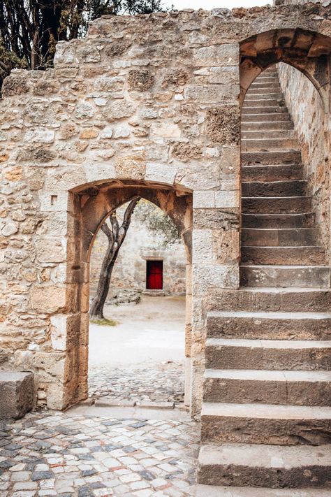 🏰 The highlights of Castelo de São Jorge If you're looking for a Lisbon attraction rich in history, culture, and beauty, then Castelo de São Jorge should be at the top of your list! Castelo de São Jorge is a stunning medieval castle that sits atop a hill overlooking the city of Lisbon. You can take in breathtaking views of the city, the Tagus River, and the surrounding countryside from its walls. But the castle itself is just as awe-inspiring! It's been a part of Lisbon's landscape for hu... Lisbon Castle, Portuguese Castles, Sintra Castle Portugal, Monserrate Palace Sintra Portugal, Sao Jorge Castle Lisbon, Portugal Beach, Batalha Monastery Portugal, Camera Obscura, Royal Palace