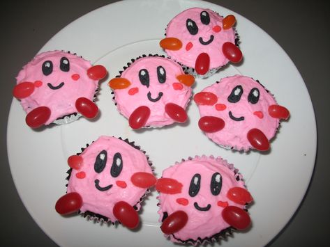 Kirby Cupcakes Kirby Graduation, Kirby Cupcakes, Kirby Party Decorations, Birthday Party Pokemon, Kirby Cake, Super Smash Bros Party, Kirby Party, Kirby Birthday, Nintendo Birthday Party