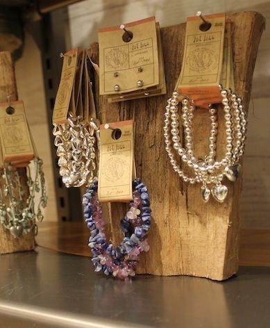 Rustic Merchandise Display Ideas | ... & the rustic display. It would be better with old fashioned nails Jewerly Display, Jewelry Booth, Jewerly Displays, Diy Jewelry Display, Craft Fair Displays, Craft Show Displays, Store Window, Bracelet Display, Craft Booth