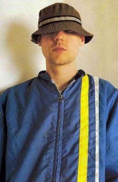 Bucket hats. | 32 Regrettable '90s Guys Fashion Trends 90s Rave Fashion, 90s Guys, Party Culture, 90s Fashion Guys, Hat Outfit Men, 90s Fashion Models, 90s Wear, 90s Fashion Party, New Radicals