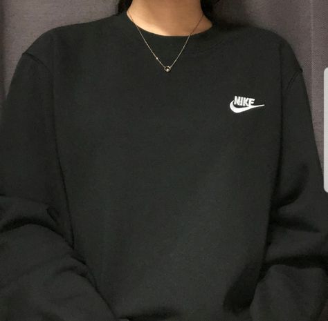 Nike Crewneck Outfit Ideas, Black Nike Sweater Outfit, Black Nike Crewneck Outfit, Black Nike Sweatshirt Outfit, Nike Sweater Aesthetic, Black Sweatshirt Outfit Aesthetic, Nike Hoodie Aesthetic, Nike Crewneck Outfit, Black Nike Crewneck