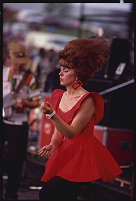 One of the B52's Kate Pierson, Lobster Costume, Cindy Wilson, 1980’s Fashion, B 52s, Beehive Hair, Pop Art Fashion, Fashion Moments, Alternative Music