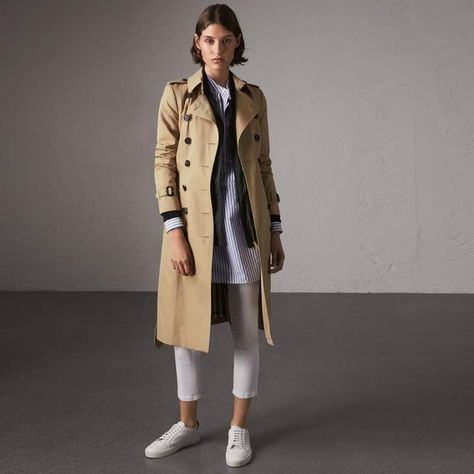 Burberry The Chelsea - Extra-long Trench Coat Burberry Trench Outfit, Trench Coats Women Outfit, Trench Outfit, Checkered Coat, Burberry Coat, Fashion Silhouette, Burberry Trench, Burberry Trench Coat, Fragrances For Women