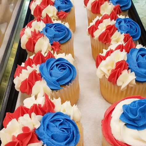 4th Of July Cakes Easy, 4 Of July Cupcakes Ideas, 4th Of July Pull Apart Cupcakes, Summer Cupcake Cakes Pull Apart, Patriotic Cupcakes Ideas, Memorial Day Cupcakes, Labor Day Cake Ideas, July 4th Cupcakes, 4th Of July Cakes