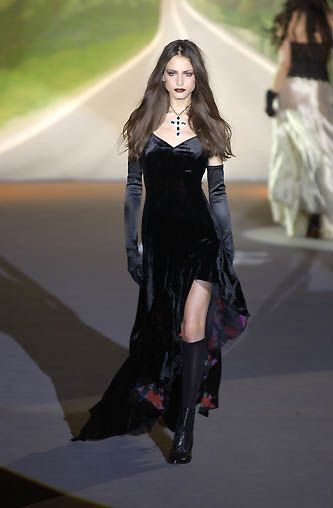 Witchy Runway Fashion, Dark Ethereal Aesthetic Outfits, Goth High Fashion, Vampirecore Outfits, Gothic Runway, Vampy Outfit, High Fashion Goth, Goth Runway, Haute Goth