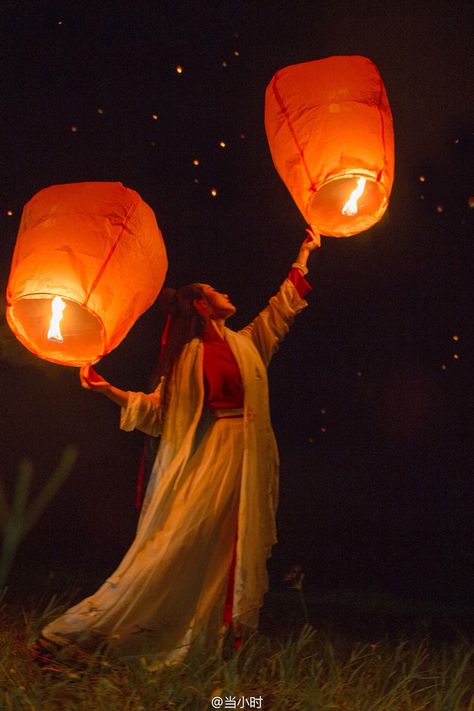 Gaun Abad Pertengahan, Sky Lanterns, Human Poses Reference, We Are The World, Human Poses, Pose Reference Photo, 인물 사진, Photo Reference, Art Reference Photos