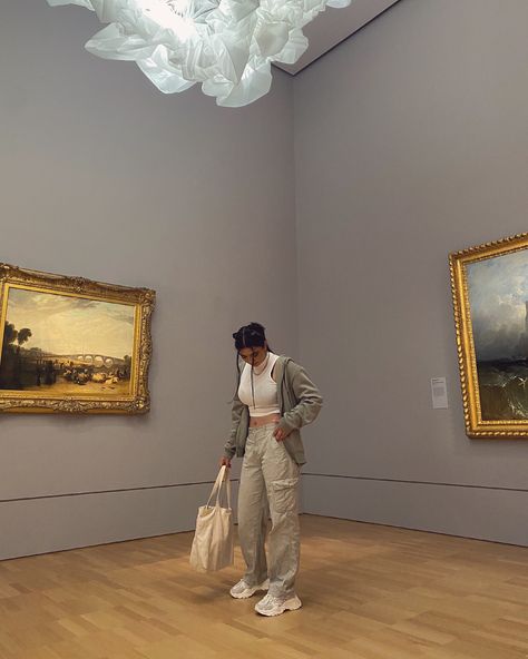 Museum Ootd, Museum Pose Ideas, Summer In Paris Aesthetic, Museum Photoshoot, Museum Photoshoot Ideas, Museum Outfit Ideas, Streetwear Poses Photo Ideas, Art Gallery Outfit, Museum Outfit