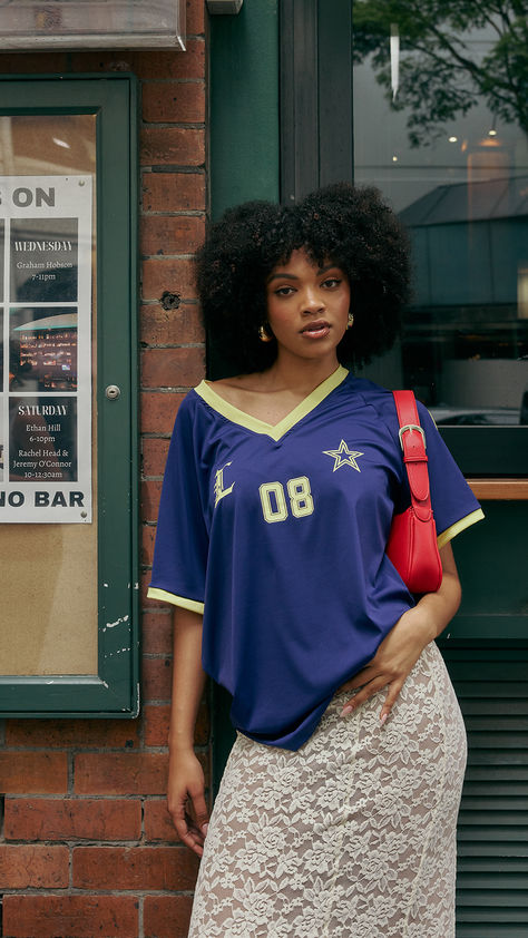 Whether you watch games or not, everyone is sporting these jersey styles. Here are some of our fave pieces to style an iconic outfit. Jersey Festival Outfit, Sports Jersey Outfit, March Fashion, Closet Capsule, Bff Matching Outfits, Pretty Fits, Concert Makeup, Bff Matching, Style Goals