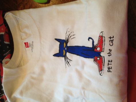 Cat Shirts Aesthetic, Cat T Shirt Aesthetic, Pete The Cat T Shirt, Hs Teacher Outfits, Vintage Cat Shirt, Thrifted T Shirts, Pete The Cat Aesthetic, Painted Shirt Ideas, Cat Shirt Aesthetic