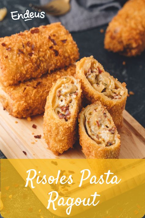 Bikin risol sendiri di rumah yuk! Isinya bisa dimodifikasi seperti resep Risoles Pasta Ragout ini. Dengan pasta fusili, keju mozzarella, dan smoked beef di dalamnya, wah rasanya dijamin endeus! Risoles Mayonaise Photography, Keju Mozzarella, Cheese With Holes, Makaroni Keju, Beef Ragout, Risol Mayo, Indonesian Desserts, Resep Pasta, Food Photoshoot