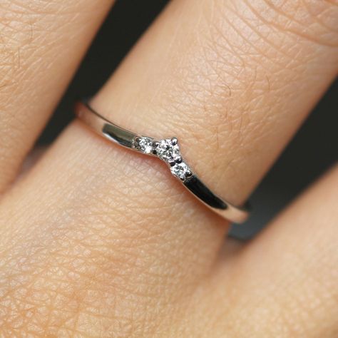 Natural Diamond Curve Ring / Simple Curve Ring Gold / Curve - Etsy Triangle Diamond Ring, Ring Simple Gold, Gold Ring Simple, Simple Gold Ring, Diamond Cuff Ring, Gold Ring Stacking, Brilliant Cut Diamond Ring, Curve Ring, Gold Rings Simple