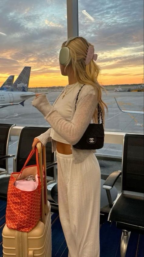 Airport Outfit Summer, Airport Pictures, Airport Aesthetic, Airport Outfits, Travel Picture Ideas, Belitung, Airport Fits, Airport Photos, Airport Travel