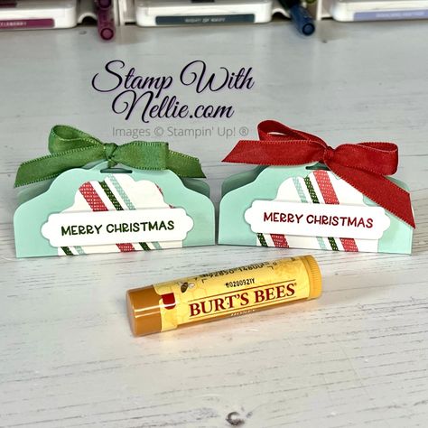 How to make a lip balm holder with Seasonal Labels dies – video tutorial – Stamp with Nellie Eos Lip Balm Gift Ideas, Diy Chapstick Holder, How To Make Chapstick, Burts Bees Lip Balm, Found Photos, Christmas Treat Bags, Gift Holders, Lip Balm Holder, Chapstick Holder