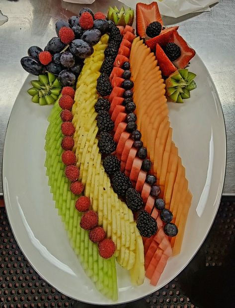 Fruit platter Fruit Tray Designs, Fruit Platter Ideas Party, Fruit Presentation, Edible Fruit Arrangements, Fruit Buffet, Amazing Food Platters, Fruits Decoration, Fruit Decoration, Fruit Platter Designs