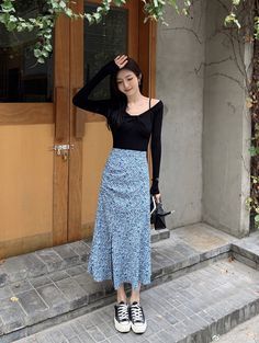 Soft Skirt Outfit, Tight Skirt Outfit Casual, Blue Floral Skirt Outfit, Japan Outfit Ideas, Korean Skirt Outfits, Korean Outfits Men, Softgirl Outfits, Primavera Outfit, Skirt Outfits Korean