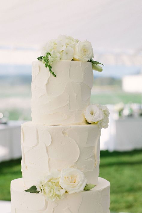 Simple textured wedding cake in white with floral accent #weddingcake #classic #weddingstyle A classic Cape Cod wedding never goes out of style, especially at the Kittansett Club. An hour outside of Boston, see more by Mary Dougherty Floral Cake Decorating, Cake Minimalist, Textured Wedding Cakes, Cake Floral, Simple Wedding Bouquets, Telluride Wedding, Flowers Simple, 3 Tier Wedding Cakes, White Buttercream