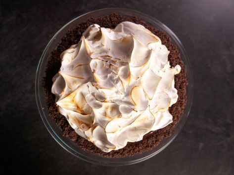 Double Chocolate Pie Recipe **Pioneer Woman.  Chocolate crust.  Filling sounds yummy!! Double Chocolate Pie, Meringue Cheesecake, Chocolate Pie Recipe, Lemon Meringue Cheesecake, Chocolate Pie Recipes, Chocolate Crust, Chocolate Graham Crackers, Chocolate Pie, Ree Drummond