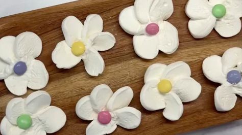 Turn Marshmallows Into Decorative Flowers In Just 2 Simple Steps Marshmallow Flower Cookies, Marshmallow Flowers How To Make, Marshmallow Flower, Marshmallow Flowers, Baby Lamb Baby Shower, Flavored Marshmallows, Cute Marshmallows, Winter Treats, Flaky Salt