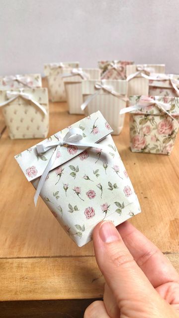 How To Wrap Small Gifts, Paper Gift Bags Ideas, Wrapping Small Gifts, Diy Gift Bags Paper, Pretty Gift Wrapping Ideas, Small Paper Bags, Diy Wedding Arch, Paper Bag Crafts, Zipper Crafts