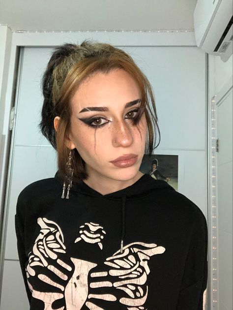 Black Tears Makeup, Sharp Eyeliner, Easy Halloween Makeup Ideas, Easy Halloween Makeup, Ateez Concert, Halloween Makeup Ideas, Black Tears, Halloween Makeup Easy, Black Eyeliner