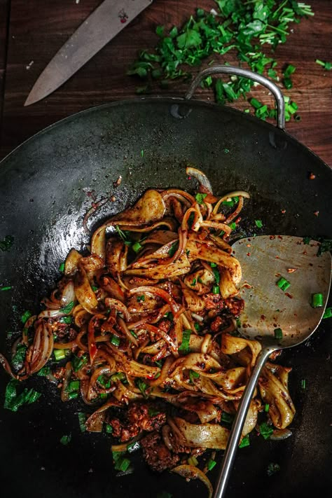 Lamb Noodles, Chez Jorge, Chili Oil Sauce, Cumin Lamb, Tofu Noodles, How To Press Tofu, Asian Meals, Vegan Asian, Vegan Beans