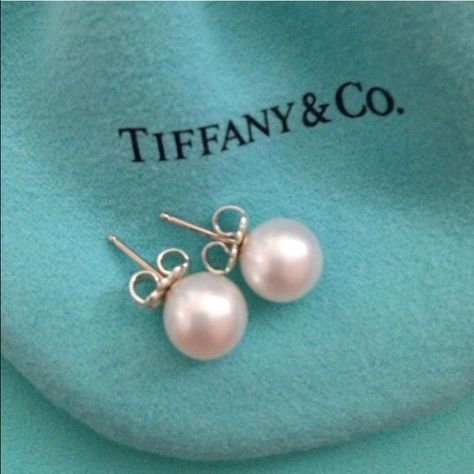 Tiffany & Co pearl stud earrings are so very classy. The definition of beautiful simplicity. Tiffany Pearl Earrings, Tiffany Pearls, Earrings Pandora, Earrings Tiffany, Tiffany And Co Necklace, Tiffany Earrings, Hammered Hoop Earrings, Tiffany Jewelry, Moonstone Earrings