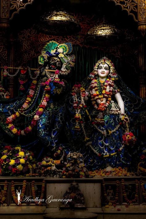 Rhada Krishna, Jagannatha Beautiful Images, Radha Krishna Songs, Rainy Day Aesthetic, Shree Krishna Wallpapers, Krishna Book, Lord Krishna Hd Wallpaper, Lord Shiva Hd Images, Radha Krishna Wallpaper