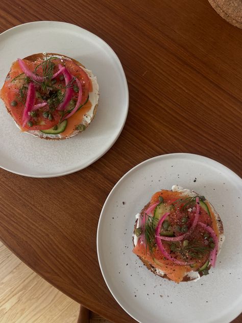 Open Bagel Sandwich, Lox Bagel Aesthetic, Calic Bagel, Salmon Lox Bagel, Bagel Fillings Ideas, Bagel Stand, Bagel Fillings, Bagel Ideas, Lox Bagel