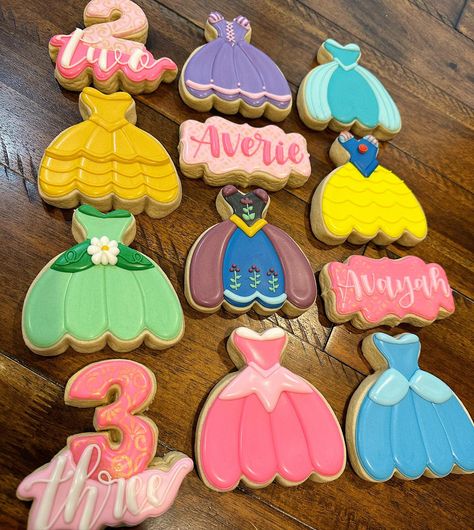 Cake Time - Princess cookies 👑🩷 Princess Cookies Royal Icing, Princess Cookies Disney, Disney Princess Birthday Cookies, Disney Princesses Birthday Party Ideas, Disney Princess Cookies Decorated, Princess Party Cookies, Princess Theme Cookies, Princess Cookies Decorated, Disney Princess Sugar Cookies