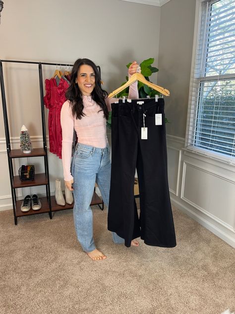 Best black flare jeans. Jeans review. Outfit ideas. Style inspiration. #flared #jeans #blackjeansoutfit Black Flare Jeans Outfit Aesthetic, Trouser Jeans Outfit, Black Flare Jeans Outfit, Black Flared Trousers, Flare Jeans Outfit, Black Flare Jeans, Black Jeans Outfit, American Jeans, Monochrome Outfit