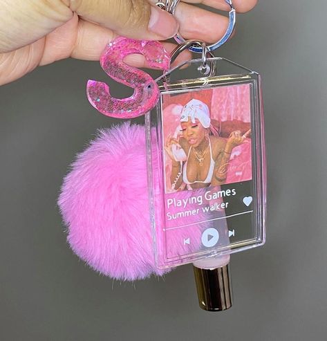 Girly Keychains, Car Keychain Ideas, Diy Gifts To Sell, Girly Car Accessories, Lip Gloss Cosmetics, Pink Keychain, Cute Gifts For Friends, Small Business Packaging Ideas, Girly Car