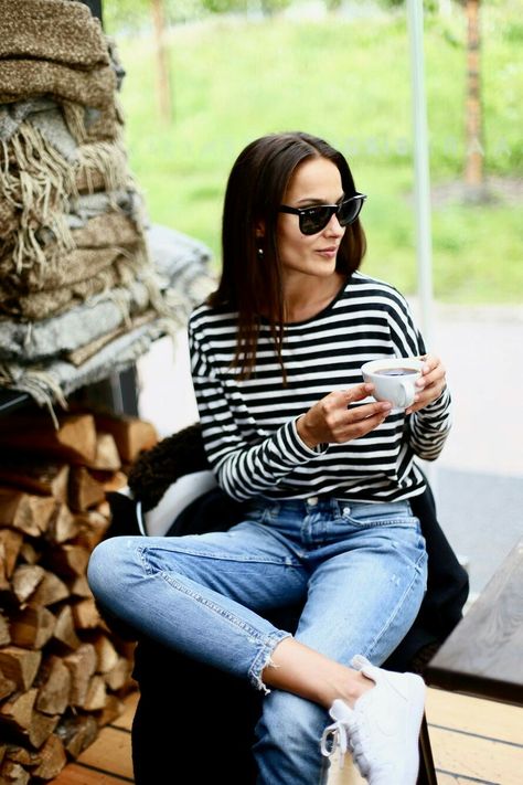 Striped Top Outfit Summer, Striped Shirt Outfit Fall, Blue Jeans Spring Outfit, Black Striped Shirt Outfit, Striped Long Sleeve Outfit, Light Blue Shirt Outfit, Jogger Outfit Casual, Striped Top Outfit, Outfits With Striped Shirts