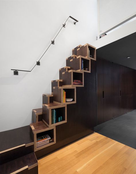 13 Stair Design Ideas For Small Spaces // These staggered wooden stairs also double as convenient shelving thanks to their cubby-like form. Scale Loft, Ship Ladder, Space Saving Staircase, Nyc Loft, Contemporary Staircase, Traditional Staircase, Staircase Storage, Loft Stairs, Escalier Design